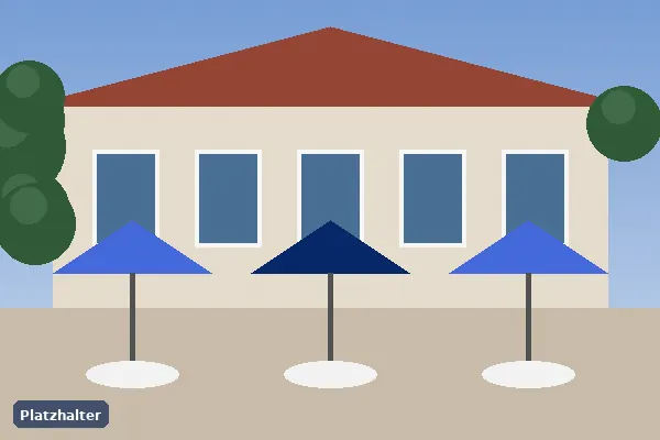 Terrasse vor dem Clubheim mit Sonnenschirmen